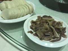 馒头夹咸猪脸-山水间小院