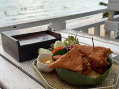 虾饼-卷心菜和避孕套餐厅(Pattaya)