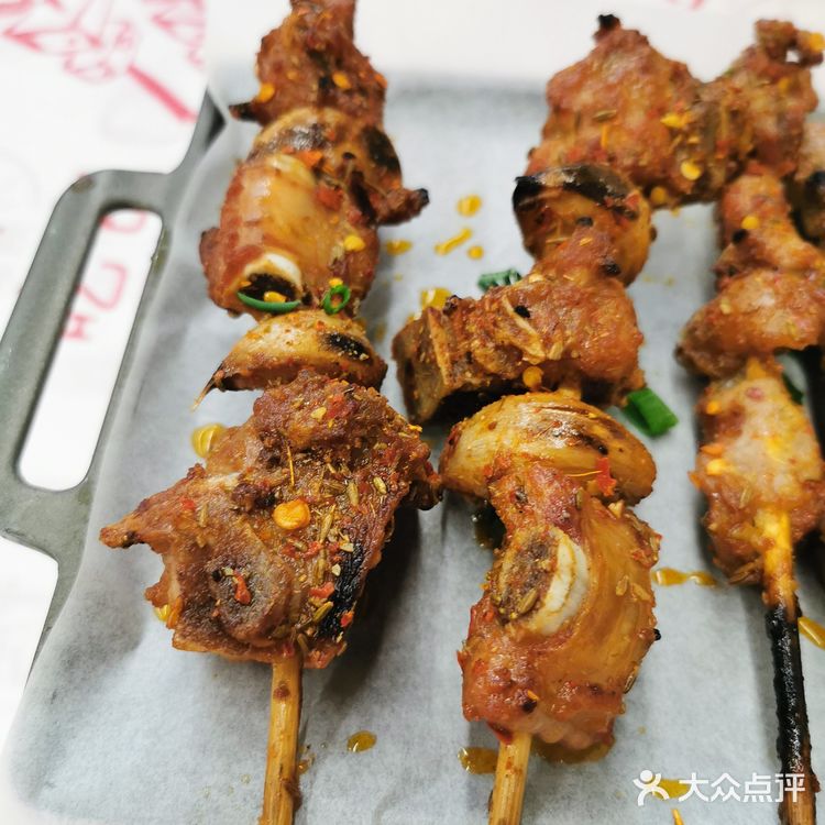 位置是在伍家岭北君悦香邸的外街，里面外面都有座椅