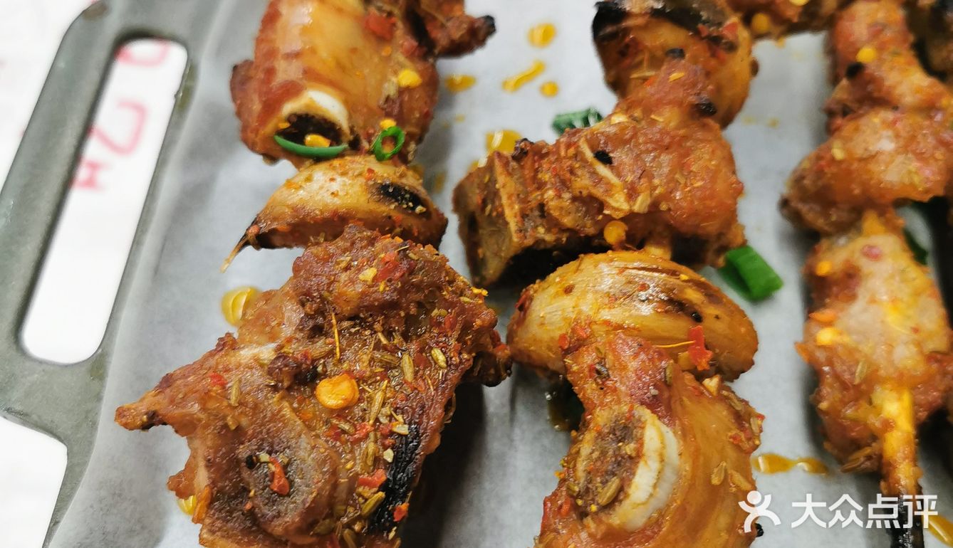 位置是在伍家岭北君悦香邸的外街，里面外面都有座椅