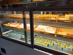 面包甜点陈列柜-千滋百味自助海鲜烤肉(布吉景华店)