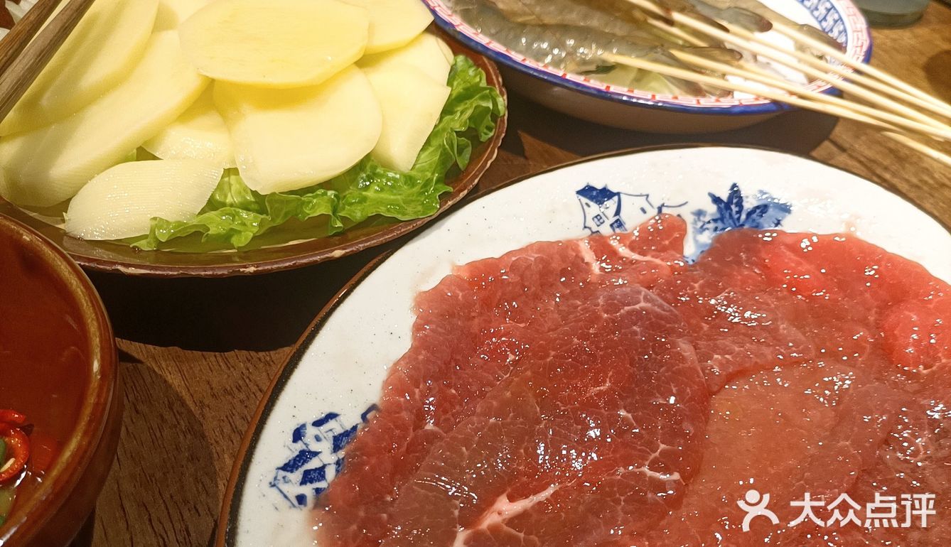 又是一家生意火爆的民间火锅