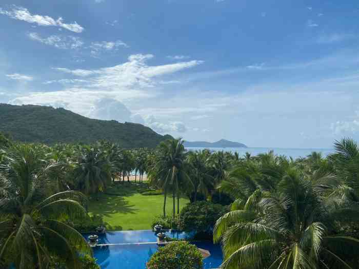 三亚鹿回头度假酒店"位置在小东海 海滩质量肯定不如亚龙湾.