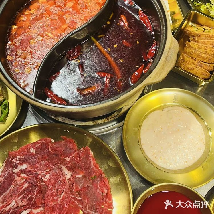 不愧是火爆武汉的泥炉老火锅🔥真的有两把刷子!!