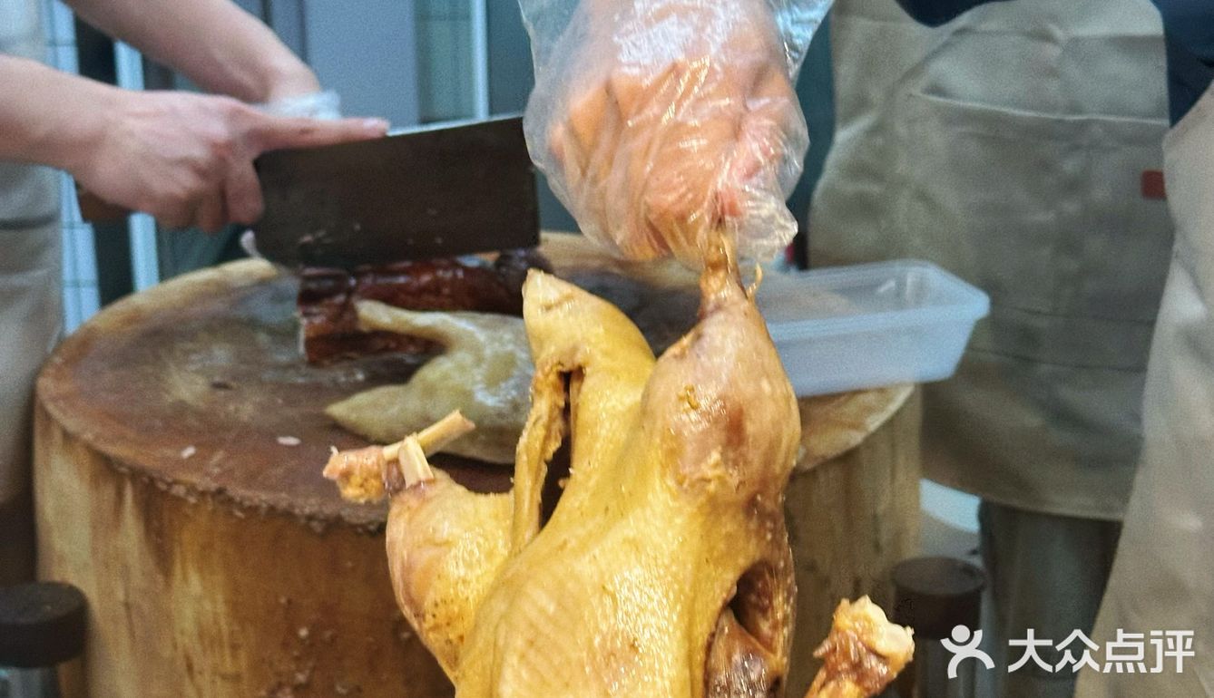 这不是我们从小吃的陈林鸭子吗？开进夫子庙啦！