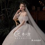 灯光的镜头是你纯色的裙摆