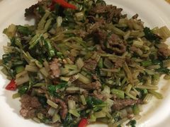 芹菜小米辣炒牛肉-龙姐私房菜(和顺古镇店)