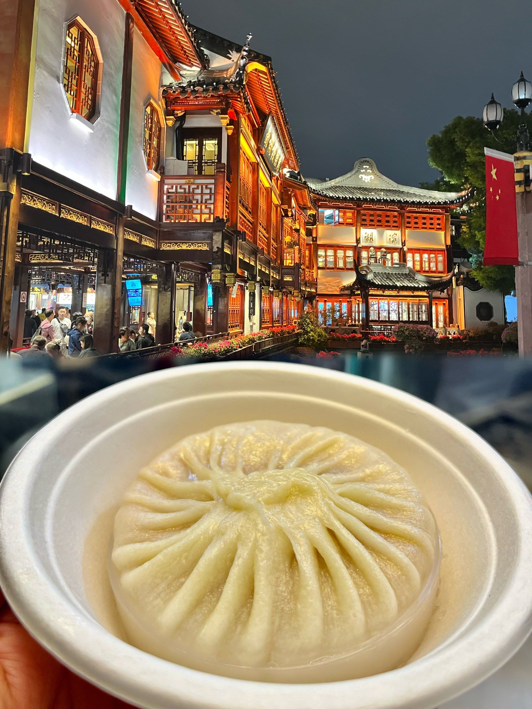 在城隍庙吃到了一家特别美味的蟹黄灌汤包 一份38元