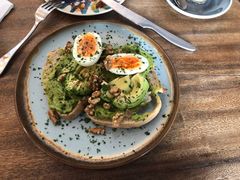 牛油果煮蛋吐司-RAC BAR(安福路店)