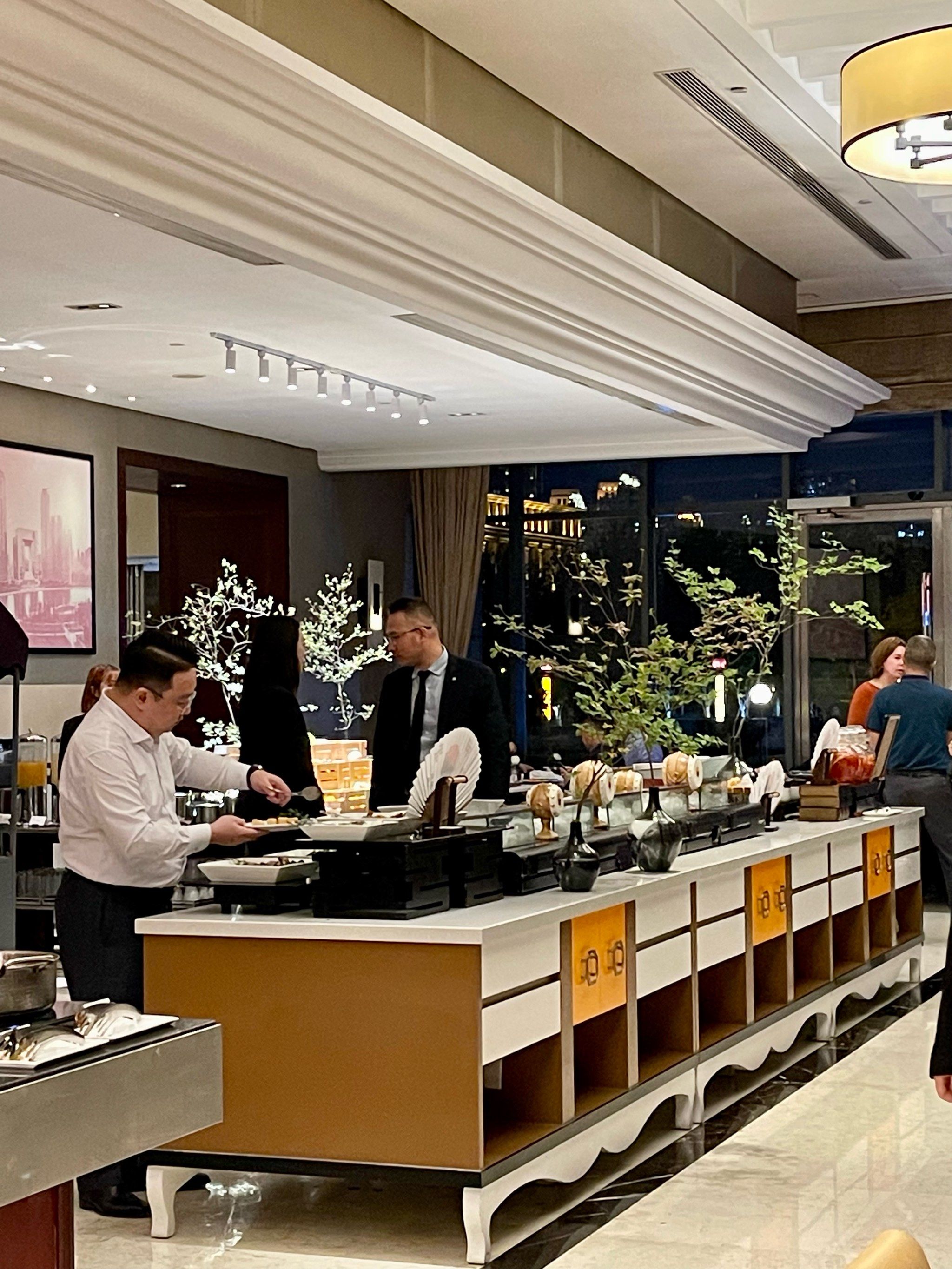 瑞吉酒店靠近海河的这侧风景是最美的,和老公来河岸餐厅吃饭顺便拍