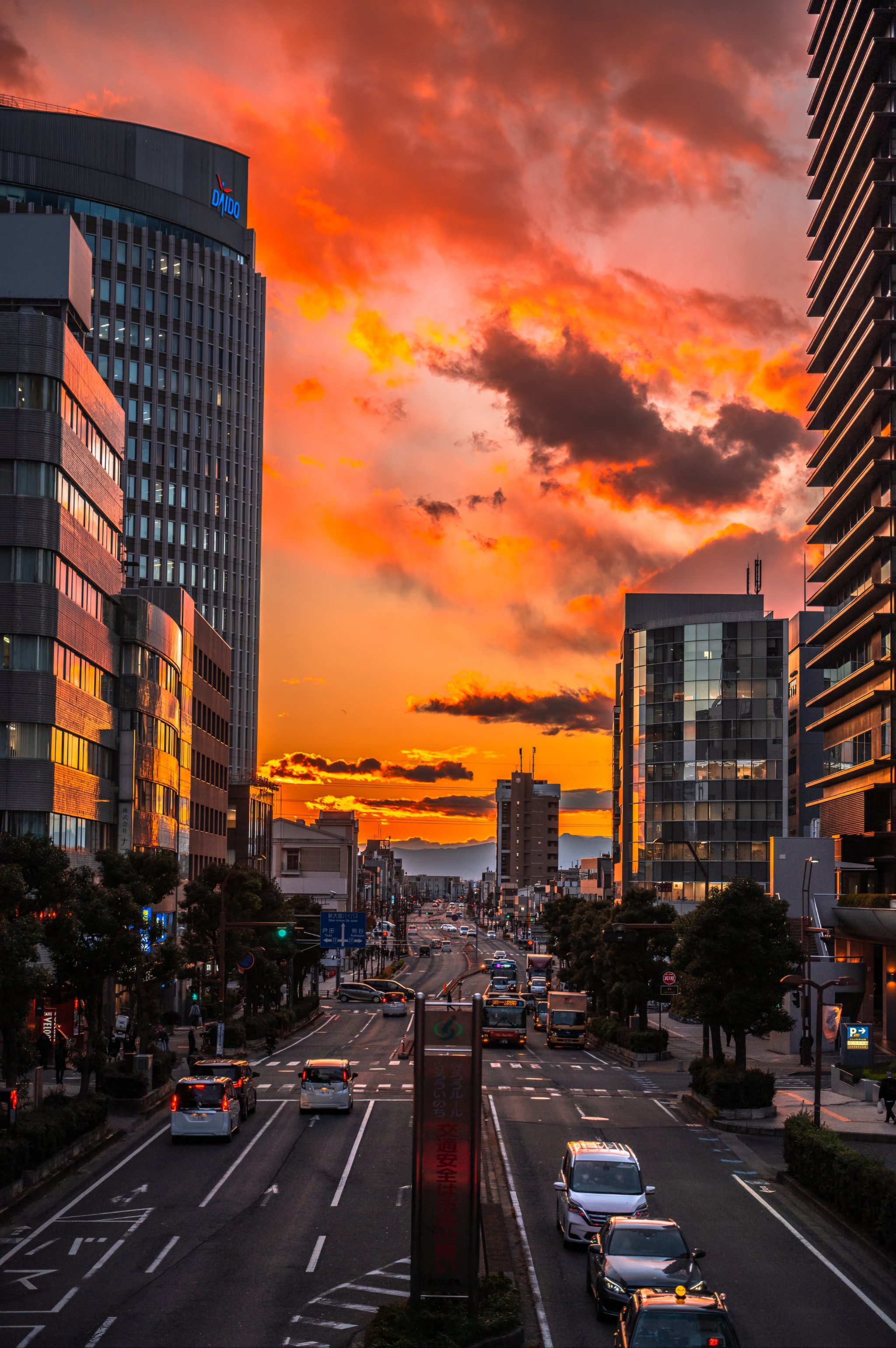 晚霞映衬下的都市漫游