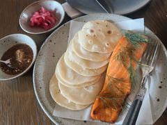 烟熏三文鱼配烤饺子皮和芥末籽酱-BOR Eatery(安福路店)