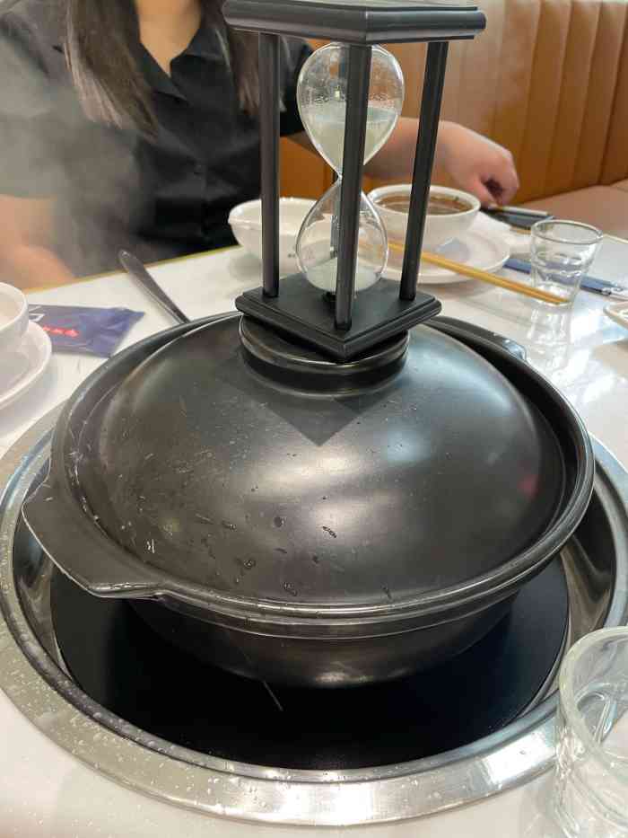 吓伟蚝门火锅(泉秀店"位置很好找,就在泉秀路客运站对面,靠泉秀.