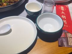 餐具摆设-大胡同天津菜·海肠捞饭·津门皮皮虾锅贴一绝(西姜井店)