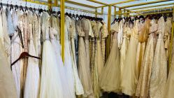 -月月婚纱礼服仓储店(王府井店)