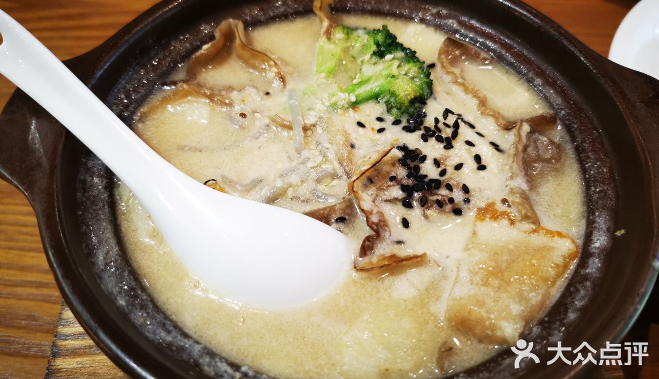 香椿炒饭，味道还不错，但不是很惊艳