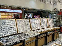 -美式眼镜·授权蔡司.依视路.尼康.豪雅.明月(人民广场店)