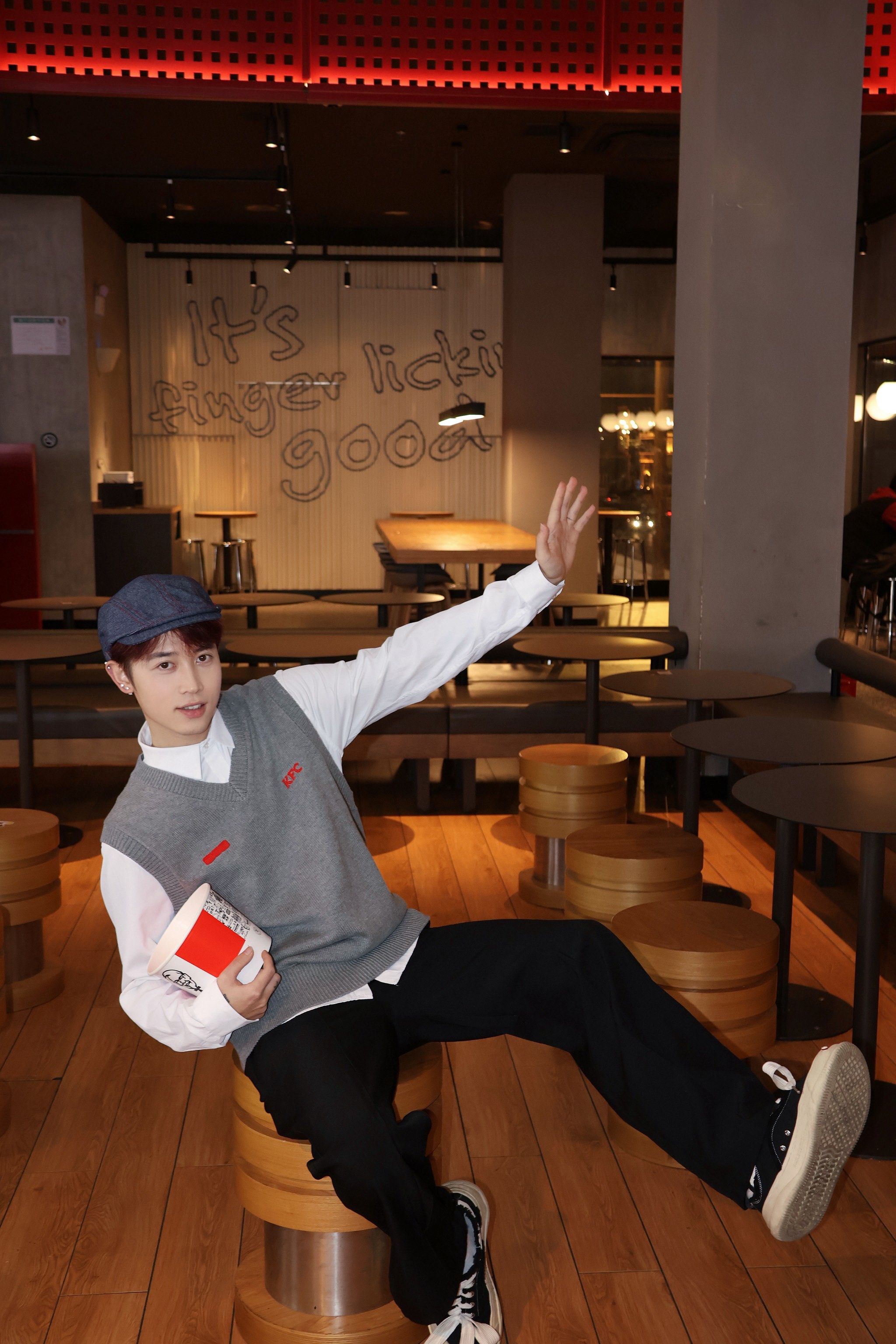 goodbai x kfc 联名系列员工制服
#goodbai #白敬亭 #肯德基新工服