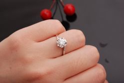 近看，都挺大的了，73分的-威德钻石-克拉钻大本营(南京东路店)