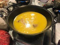 浓厚原只鸡煲花胶汤-鲜入围煮花胶鸡海鲜火锅