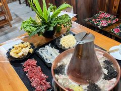 -果松木炭酸菜铜火锅·外婆参鸡汤