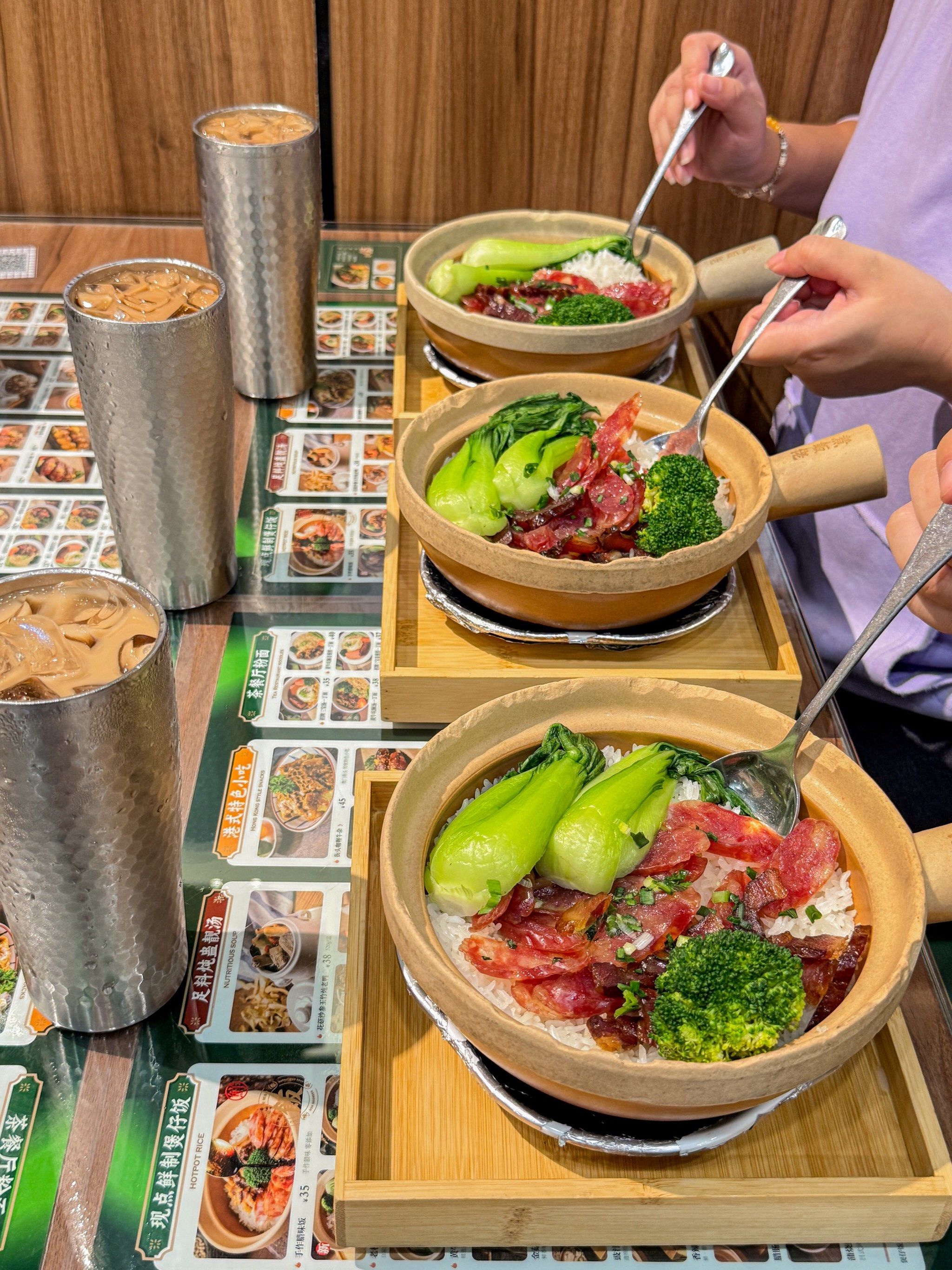 煲仔饭
选用优质香米,粒粒分明,腊肉腊肠喷喷香,倒入酱汁搅拌均匀!