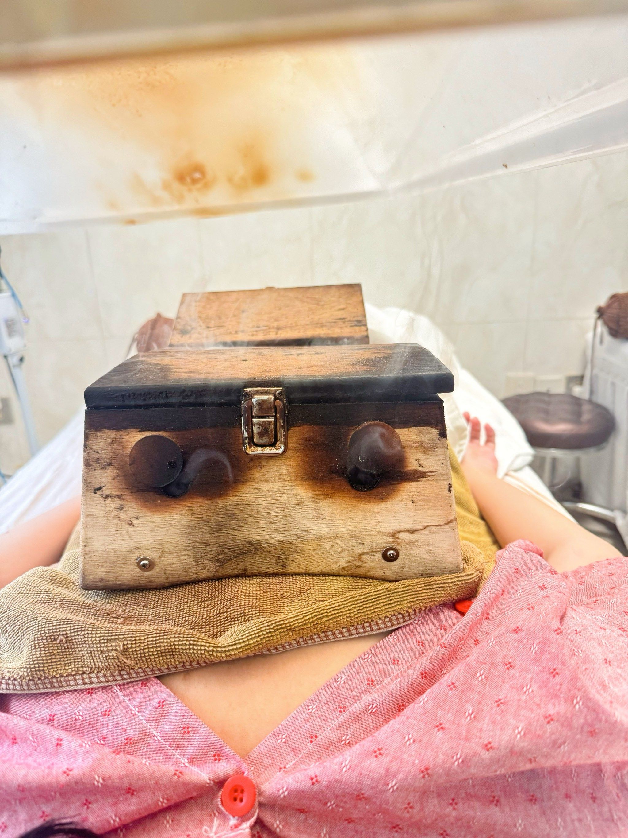 里很干净没有花里胡哨的套餐,简单直接
老板技术很好,做艾灸调了骨