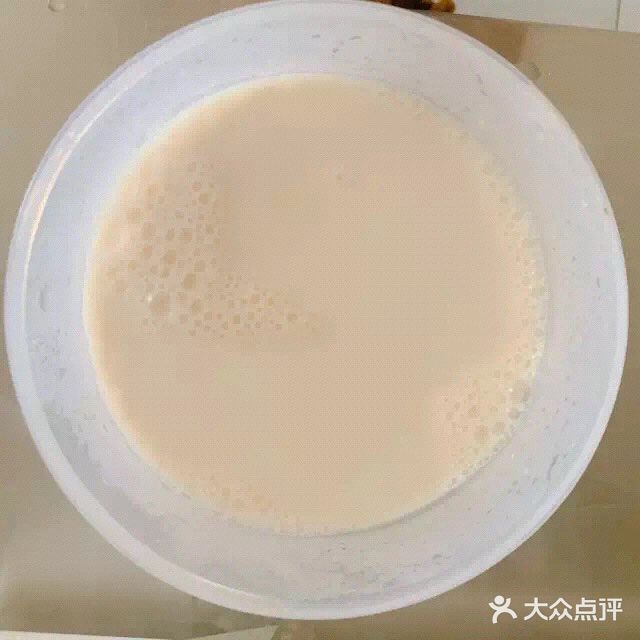 请姐妹吃我做的牛奶草莓布丁[调皮][调皮]