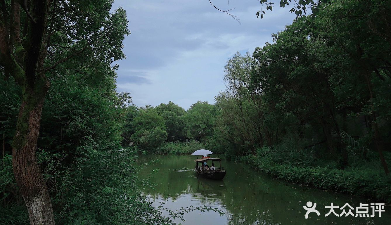 湿地公园，银色小船摇摇晃晃懒懒～