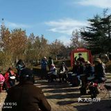 人们也是不惧寒冬，在这金色的花园里