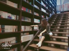 -钟书阁(松江泰晤士小镇店)