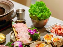 乳山肥生蚝-围炉肉舍•炭烤活鳗•丹东海鲜烤肉(步行街店)