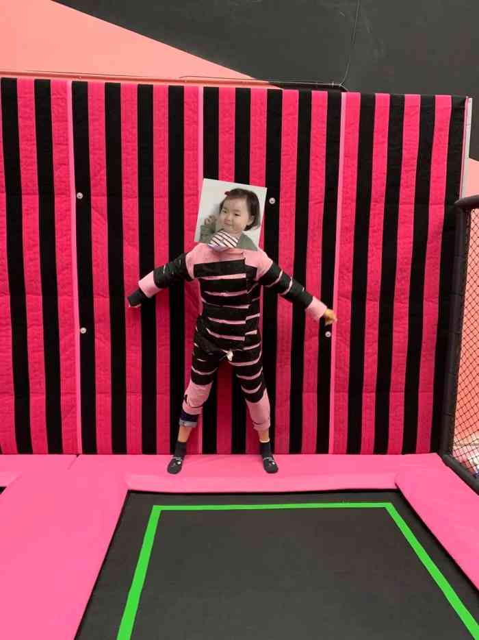 反弹空间蹦床馆-"周末带家里的一大一小蹦床,小的玩得开心,.
