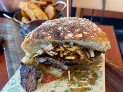 鲜香蘑菇牛肉汉堡-魏斯理汉堡(西安沣东吾悦店)