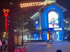 -小镇影院迪士尼小熊Duffy与他的朋友合影地