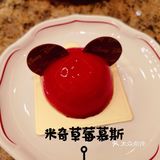 不用去迪士尼乐园排队就能和米奇米妮合影又抱抱