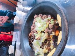 小鸡炖蘑菇-粘豆包柴火铁锅炖