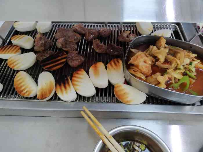 集安地摊炭火烤肉-"中午和同事去的,门口停车挺方便的,我们点.
