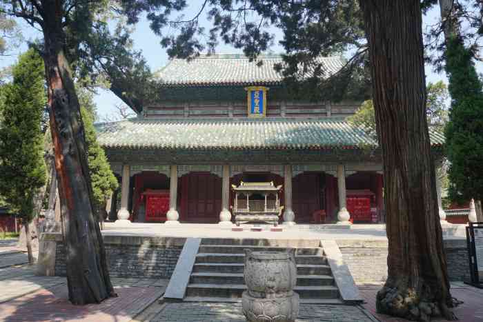 庙内古木参天,碑碣林立,很有历史沧桑感.孟府与孟庙是一个景区,两