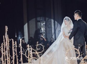 当你拖着长长的拖尾走向新郎的时候