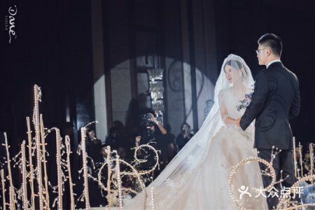 当你拖着长长的拖尾走向新郎的时候