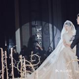 当你拖着长长的拖尾走向新郎的时候