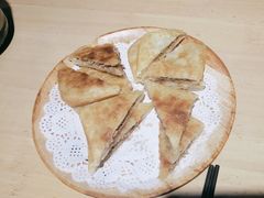 -有红鸡毛店·川菜(抚琴夜市店)