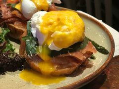 招牌班尼迪克蛋配烟熏三文鱼-MIKAKU(万达广场上海宝山店)