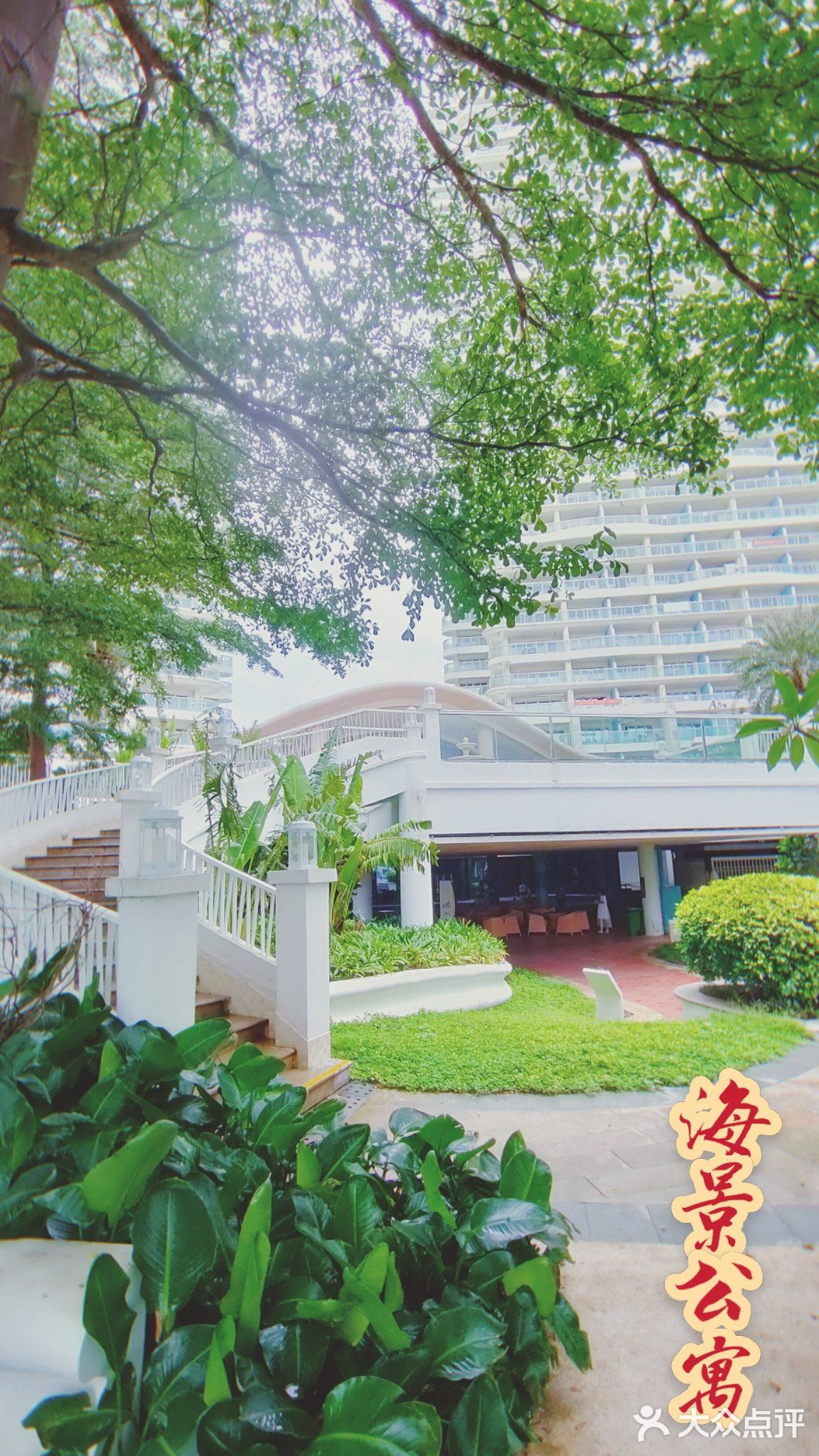 穿过融创海湾半岛海景，就到了海边沙滩