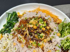 鸡丝米线-桥边小楼·手工云南菜·古城观景小楼