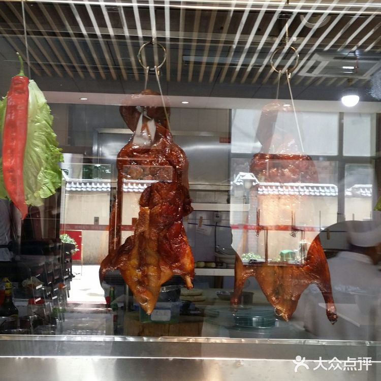 从地铁三号线胡家庙D口出来,往北100米