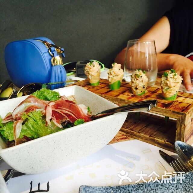 椰香烟熏三文鱼塔塔