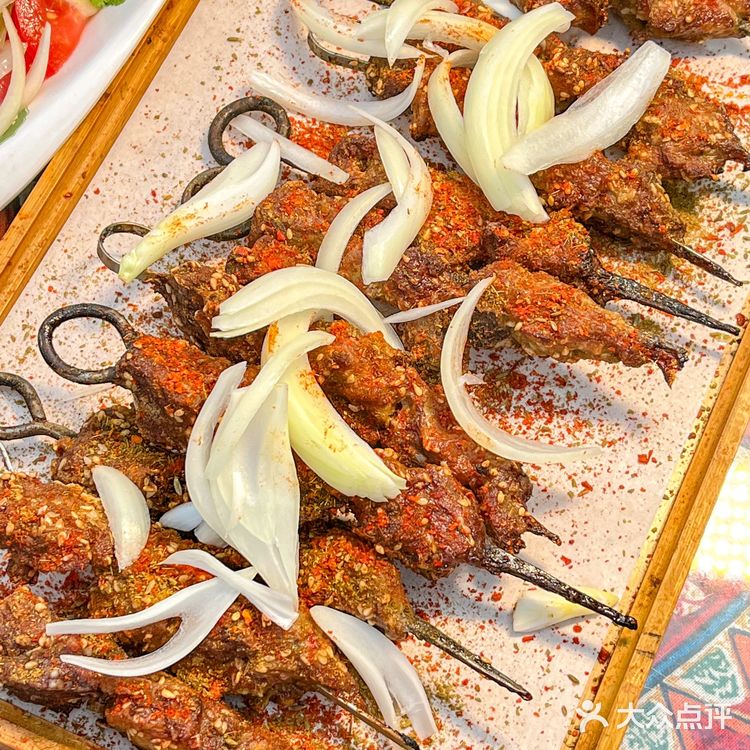 终于在西安吃到了敲正宗的馕坑烤肉！