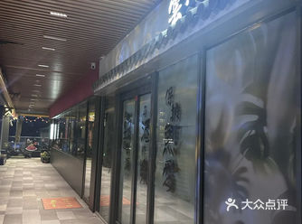#0元玩转这座城踏入青砖木梁的中式庭院，暖黄灯笼映着